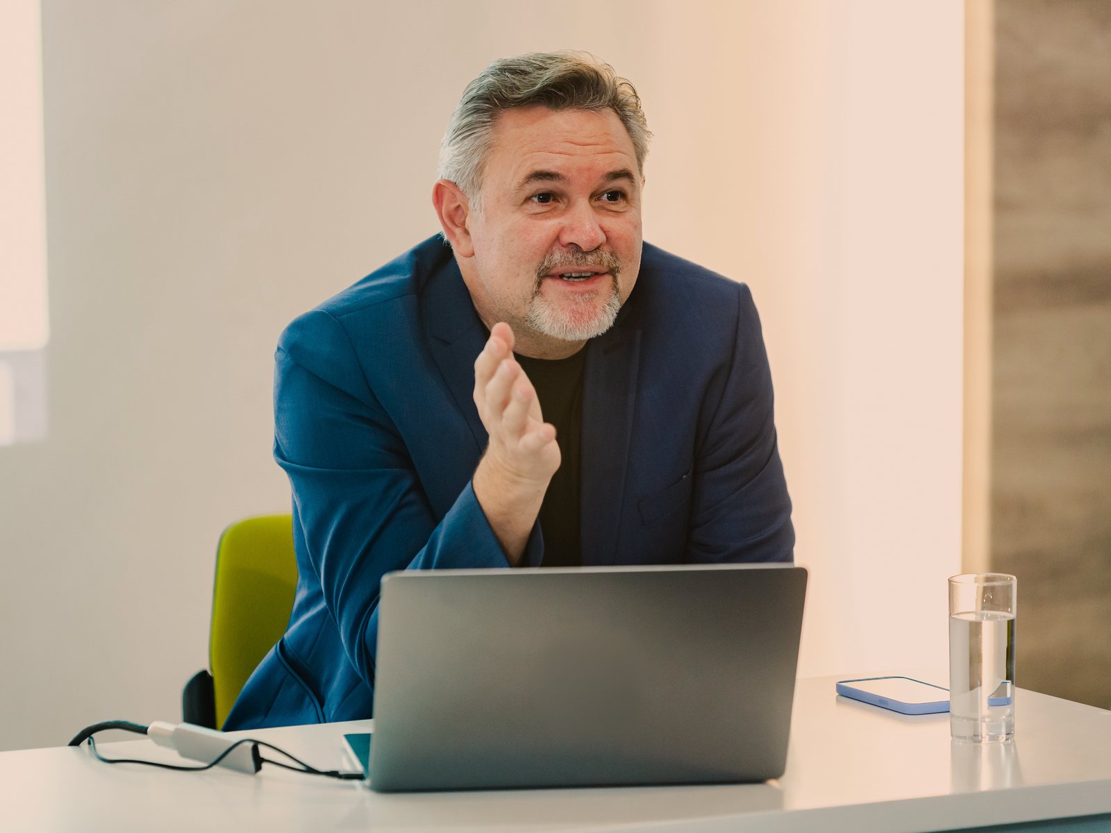 Pharma-Profi arbeitet im Rollenalltag mit KI am Laptop — Applied AI bei med IQM